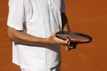 Tennis : raquettes, balles, chaussures, comment bien choisir son équipement ?