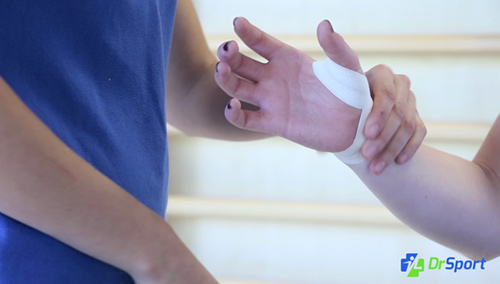 Comment réaliser un strapping pour une entorse du doigt ?  [ TUTORIEL] Ce  strapping est fait pour vous si vous souhaitez reprendre le sport après une  entorse du doigt ! ▻